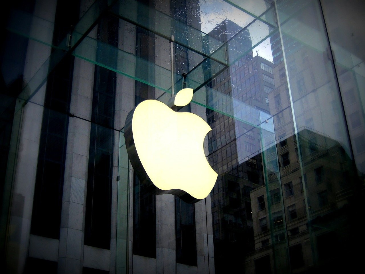 Apple Inc. (NASDAQ: AAPL) Shuts Down Stores In California